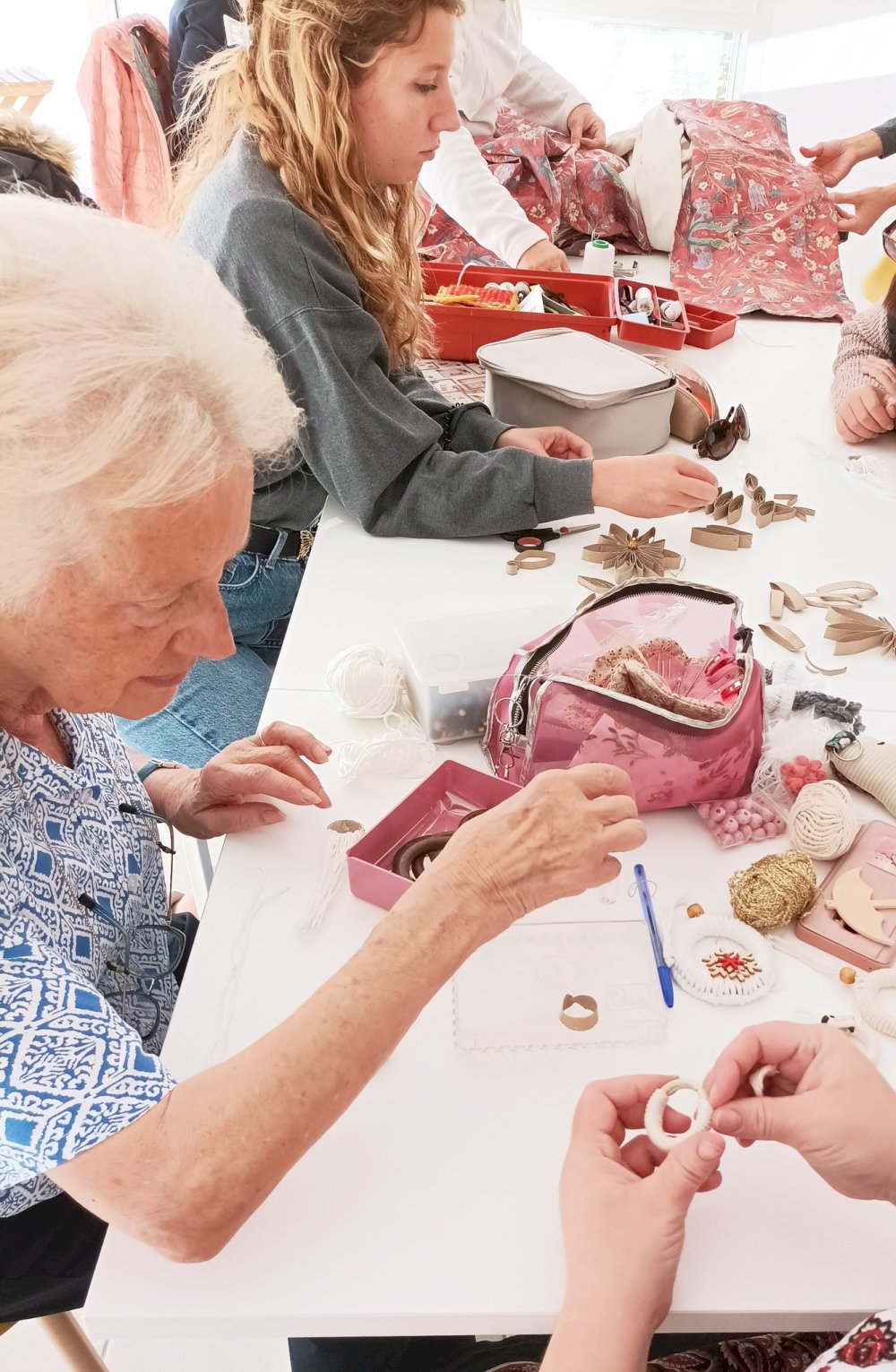 Réciprocité - media - Ateliers arts créatifs et solidaires à la résidence Cocoon'Ages de Saint-Cannat 