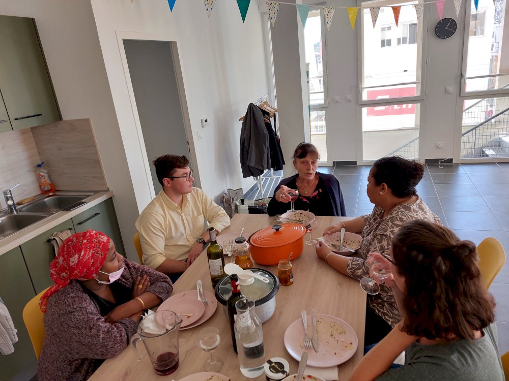 Réciprocité - media - Les ateliers cuisine et les repas partagés permettent rencontre et création de liens entre voisins. 