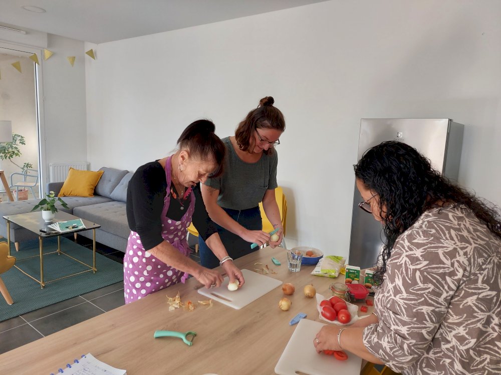 Réciprocité - media - Les ateliers cuisine et les repas partagés permettent rencontre et création de liens entre voisins. 